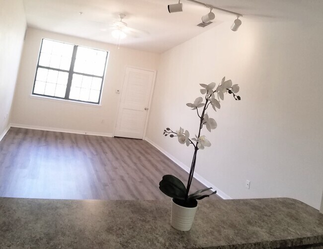 Foto del edificio - FOR RENT! Beautiful 1/1 Pool View Condo @ ...