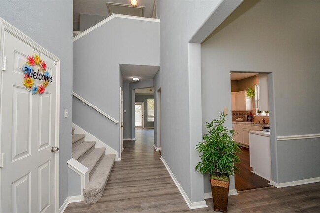 Foto del edificio - 811 Featherbrook Ct