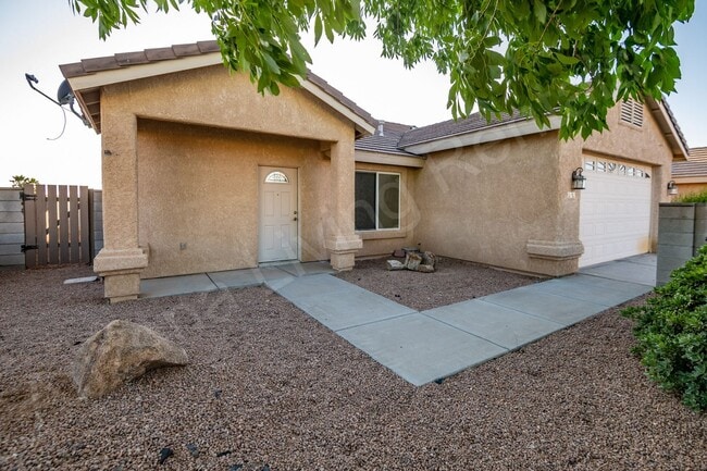 Building Photo - GORGEOUS 4 BEDROOM HOME