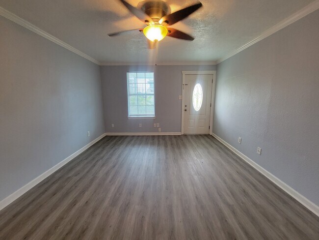 Foto del edificio - 2215 Victory Ave