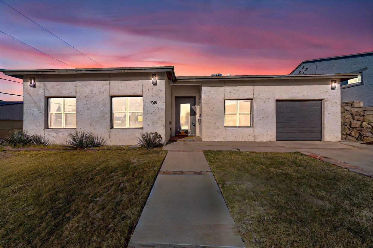 Primary Photo - Gorgeous 3 bedrom, 2.5 bath home in West E...