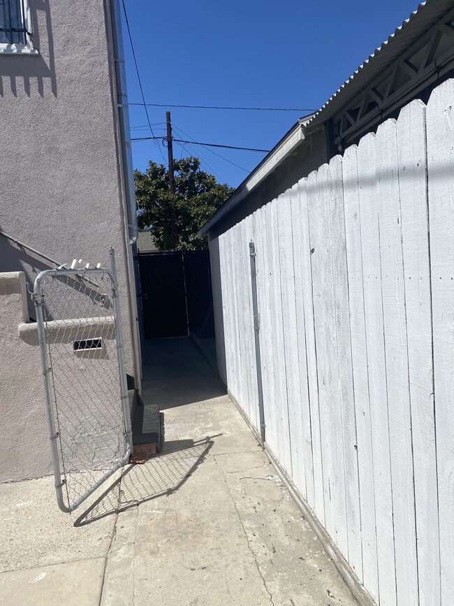 Foto del edificio - 6165 Lewis Ave