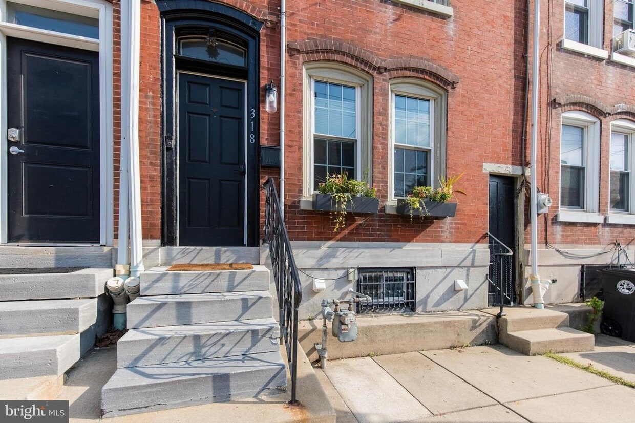 Primary Photo - 318 E Hector St