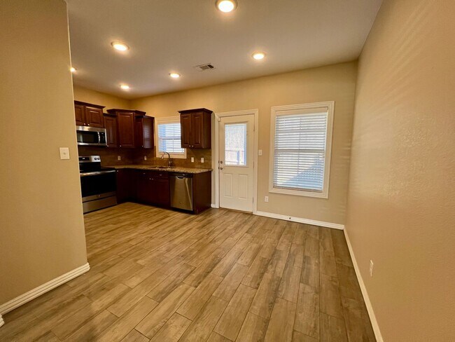 Foto del edificio - 3B/2.5B Spacious Townhome with Fenced Back...