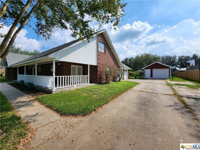 Building Photo - 126 Lakeview Dr