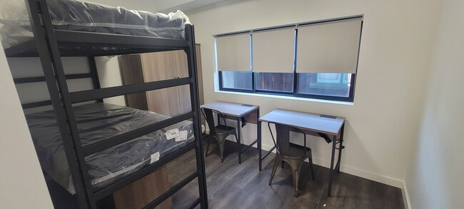 Foto del edificio - Beds Available in Newly Renovated Building...