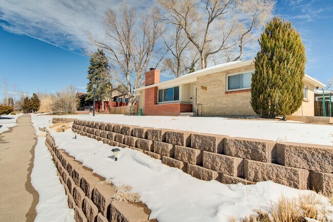 Building Photo - Ranch Style Brick home, charming and convenient!