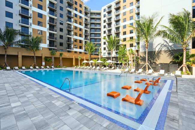 Large Resident Pool - Metro Parc