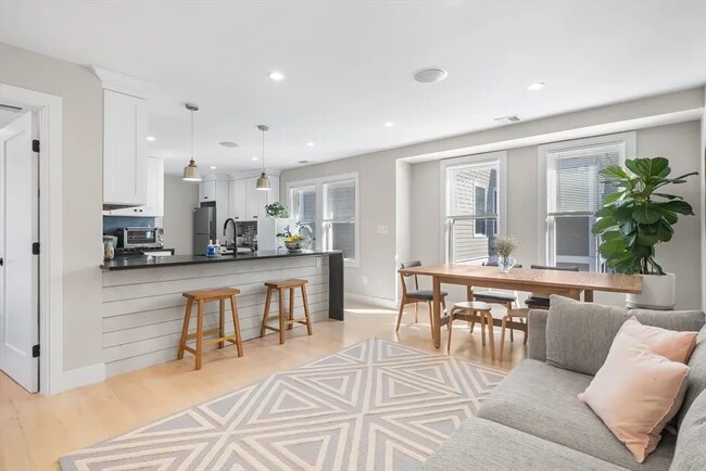 Quartz Waterfall Peninsula w/ Breakfast Bar Seating - 102A Mount Pleasant Ave