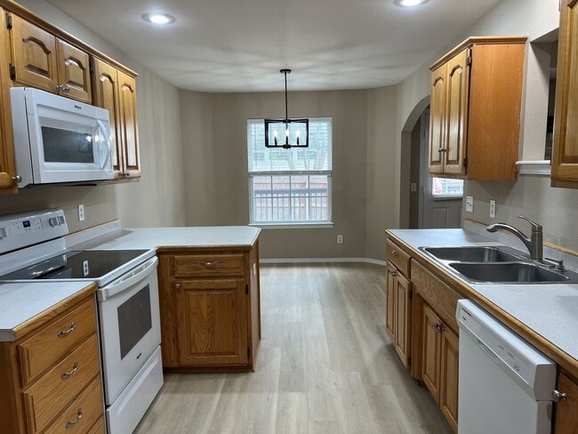 Building Photo - AVAILABLE NOW! Nixa 3 Bedroom, 2 Bathroom