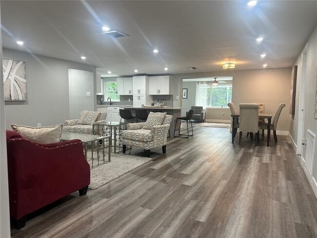 Foto del edificio - 12922 Post Rd