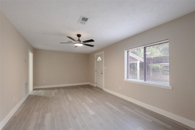 Building Photo - 1107 W Dogwood St