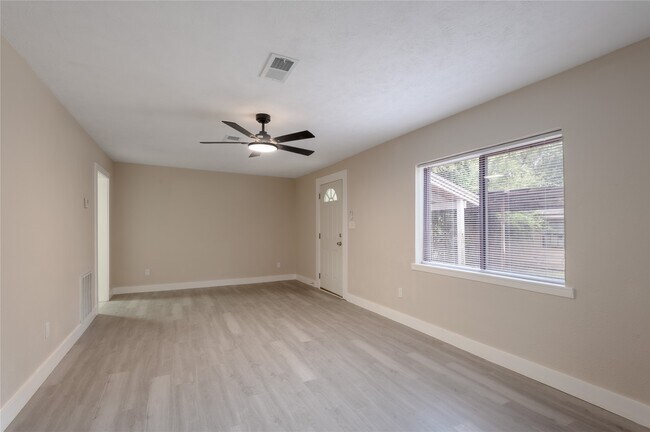 Foto del edificio - 1107 W Dogwood St