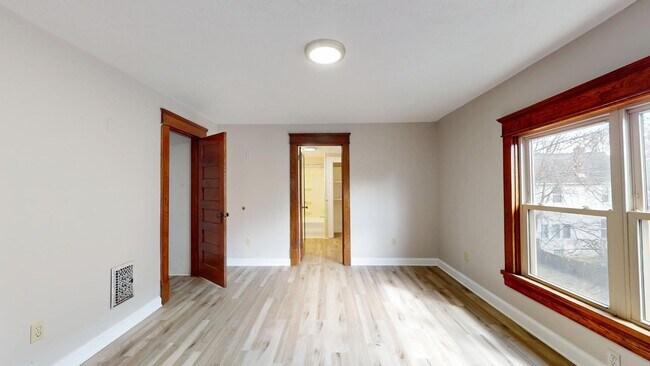 Foto del edificio - 124 Haines Ave
