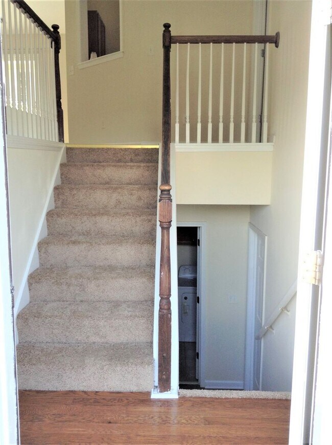 Foto del edificio - 6br House Near Campus FOR RENT