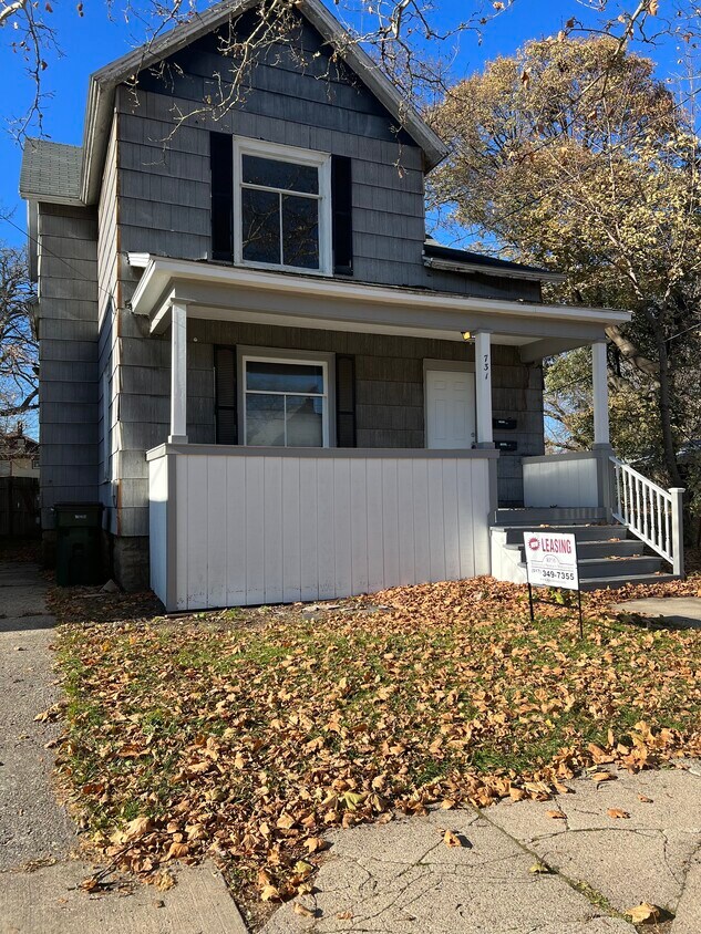 731 N Sycamore St Unit 731.5, Lansing, MI 48906 Apartments in Lansing