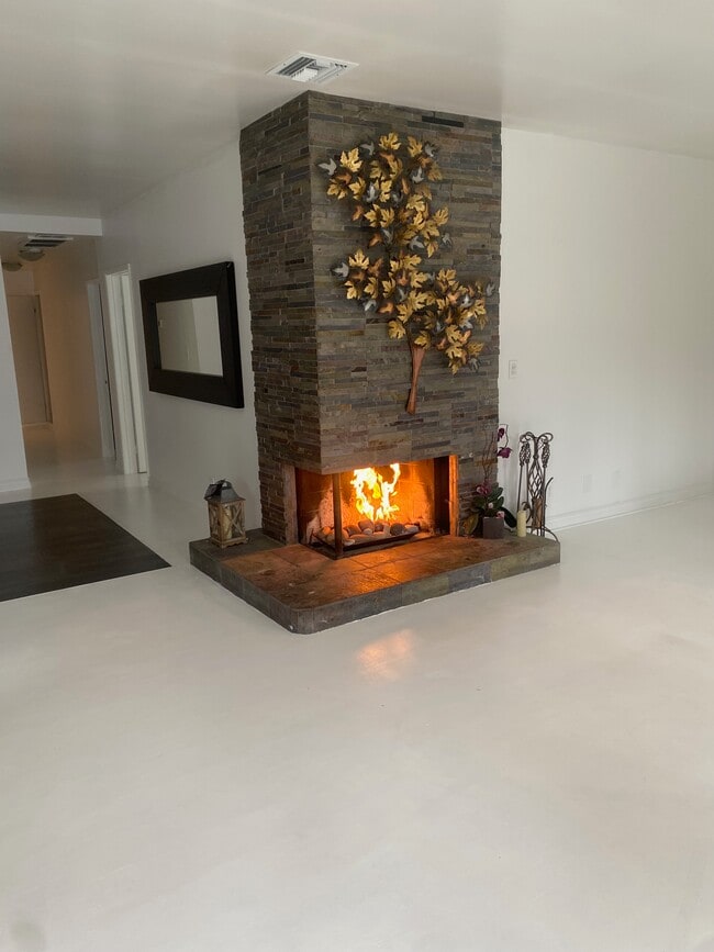 Sala de estar y chimenea - 227 Bay St