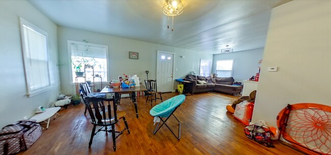 Building Photo - 3D Tour Available - Less than 1 Block from...