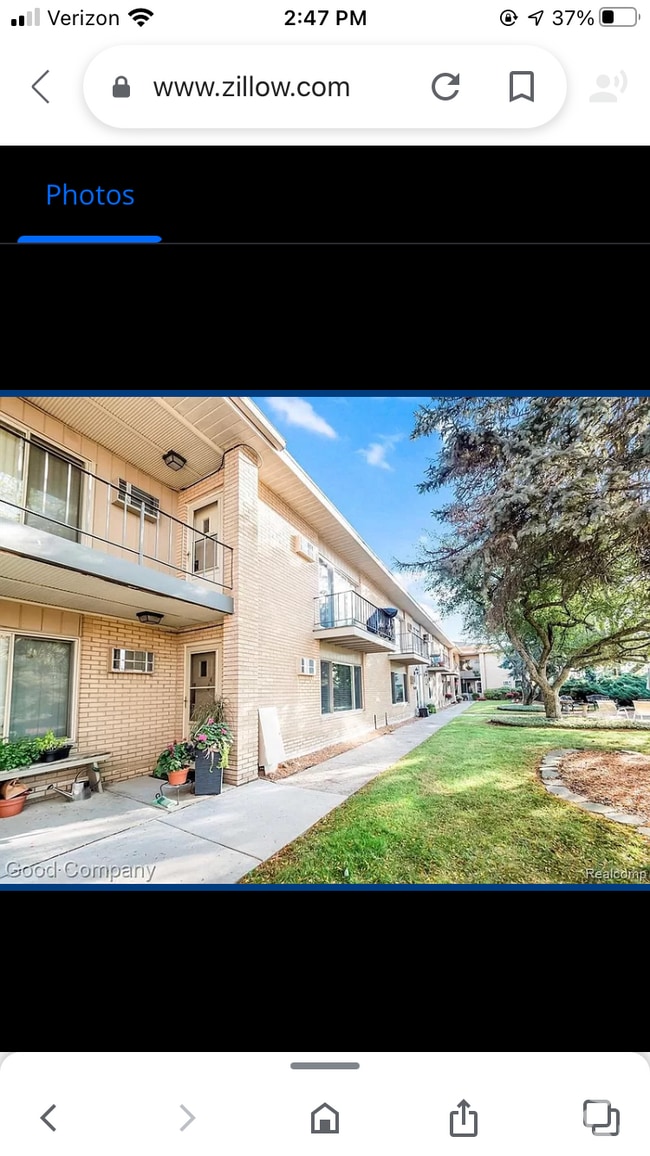 Building Photo - 2655 E Maple Rd