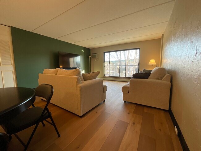 Foto del edificio - 10401 Cedar Lake Rd