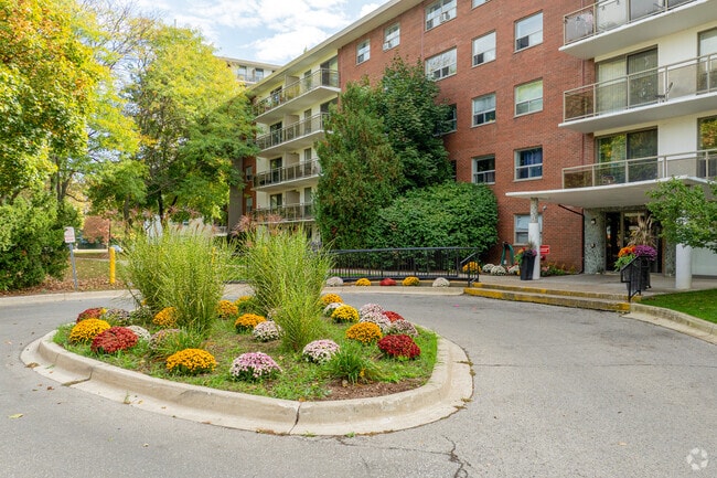 Building Photo - Royal Oak