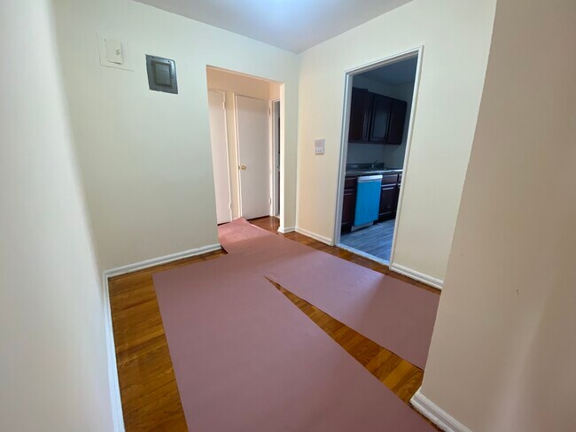 Foyer - 14150 85th Rd