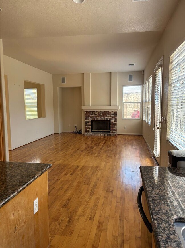 Building Photo - Spacious 3 to 4 Bedroom, 4-Bath Home in Pr...