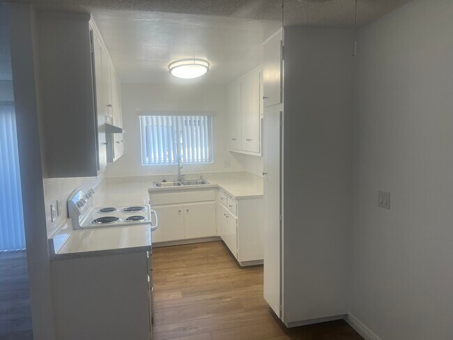 Cocina luminosa - Beachwood Village Apartments