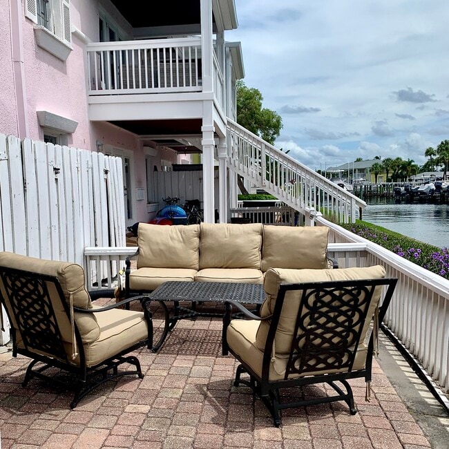 Building Photo - 4834 Beach Dr SE