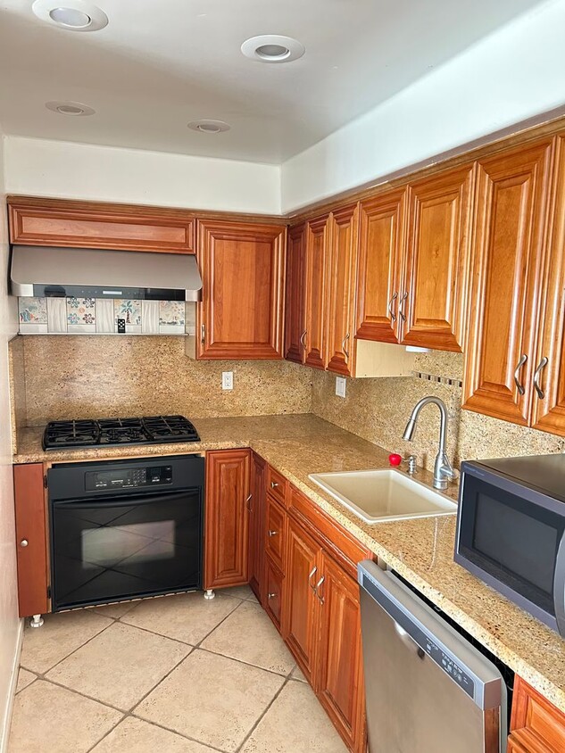 Building Photo - Beautiful Ocean Front Condo