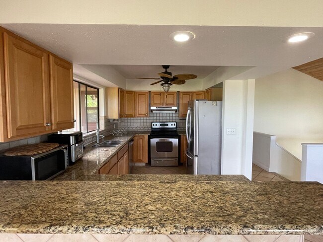 Building Photo - Spacious Mahinahina 3 Bedroom