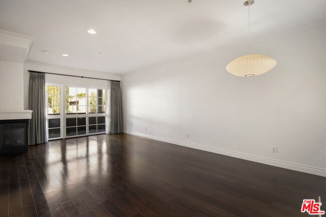 Building Photo - 851 N San Vicente Blvd