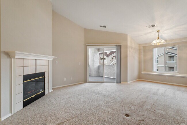 Foto del edificio - Stylish 3-Bed Condo in Gated Community – J...