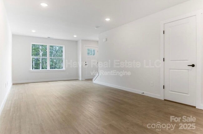 Building Photo - 117 3rd Ave SE