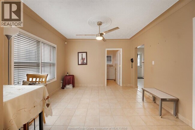 Photo du bâtiment - 907 Gladstone Ave
