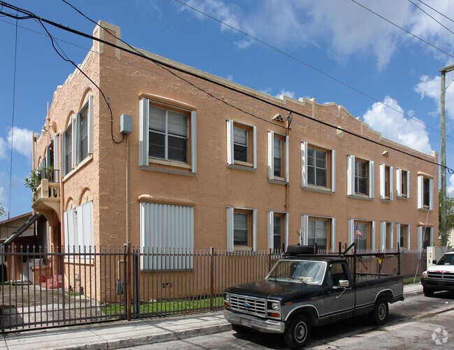 Building Photo - 301 SW 10th Ave