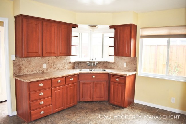 Building Photo - Charming One Bedroom in Duplex in San Jose
