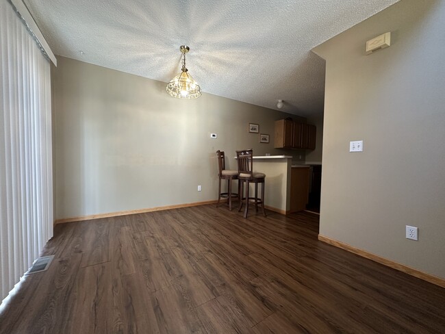 Foto del edificio - 1054 Lovell Ave W