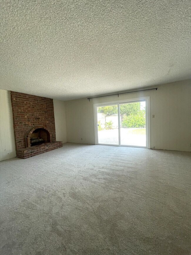 Foto del edificio - Recent Rent Decrease! This is a steal for ...