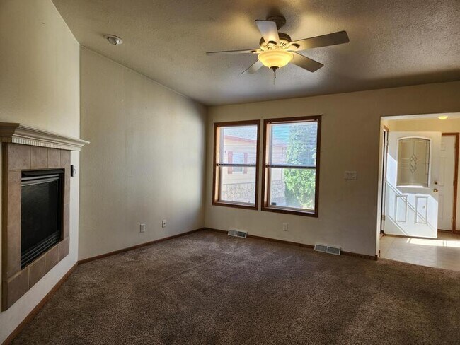 Building Photo - 584 S School House Dr