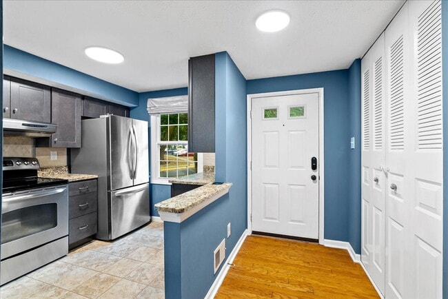 Building Photo - "Charming 2-Bed Townhouse with great upgra...