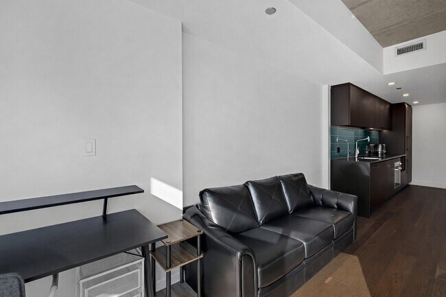 Building Photo - 1030 Rue de Bleury