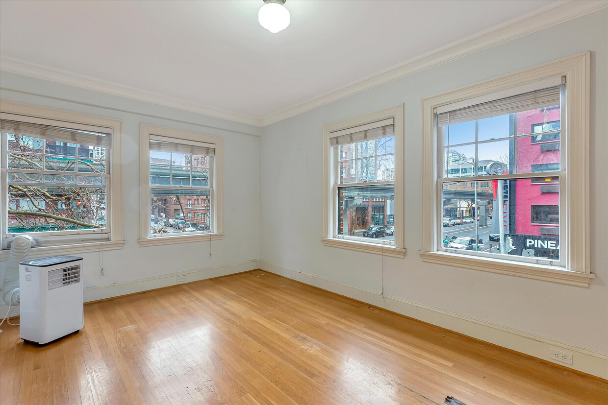 Primary Photo - 2132 5th Ave