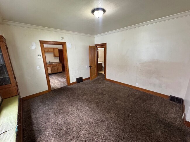 Building Photo - Charming 4-Bedroom Property in Prime Location