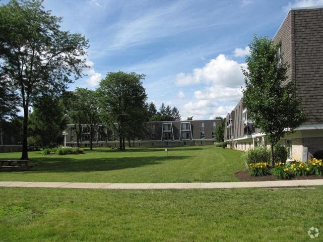 Courtyard - The Meadows of Boardman