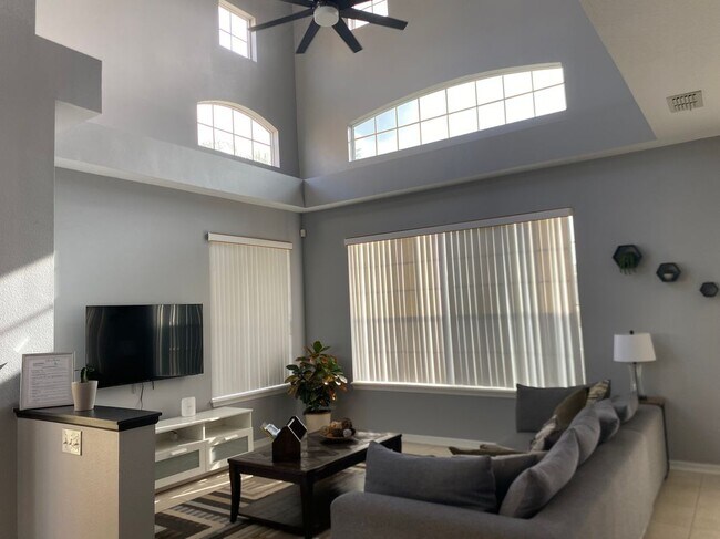 Foto del edificio - 438 Monroe Cir