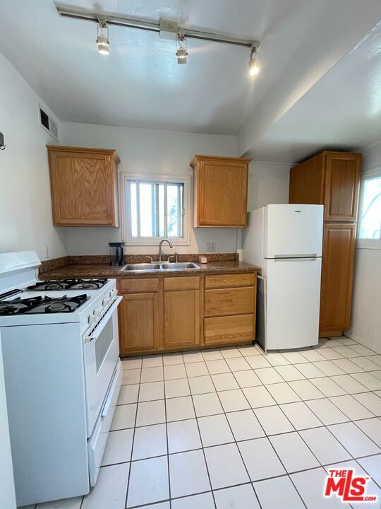 Foto del edificio - 843-844 Huntley Dr