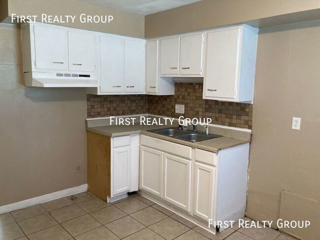 Building Photo - 2 Bedroom Townhouse, Move In Ready, No App...