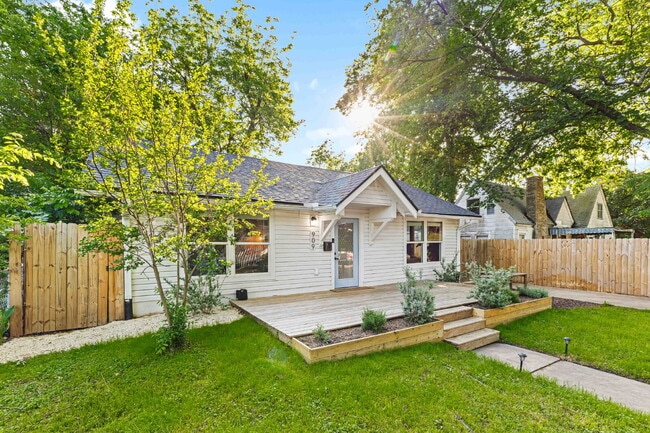 Foto del edificio - Timeless Charm Meets Modern Comfort in Brookview