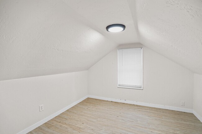 Building Photo - 1327 E Walton Ave